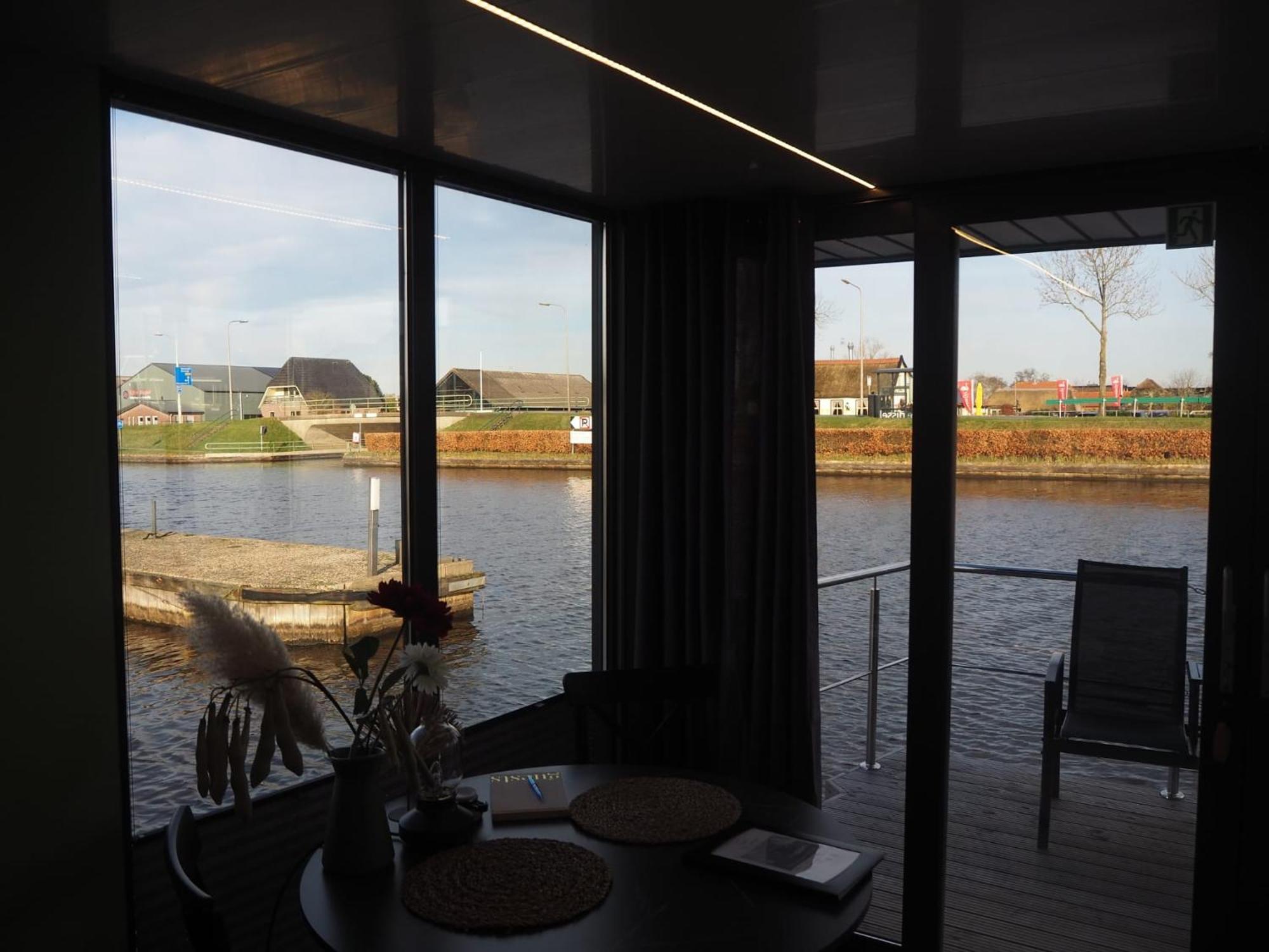 Bed-On-A-Boat Hotel Giethoorn Exterior photo